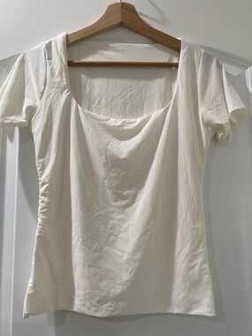 Women’s Scoop Neck Short Sleeve Tee in Cream